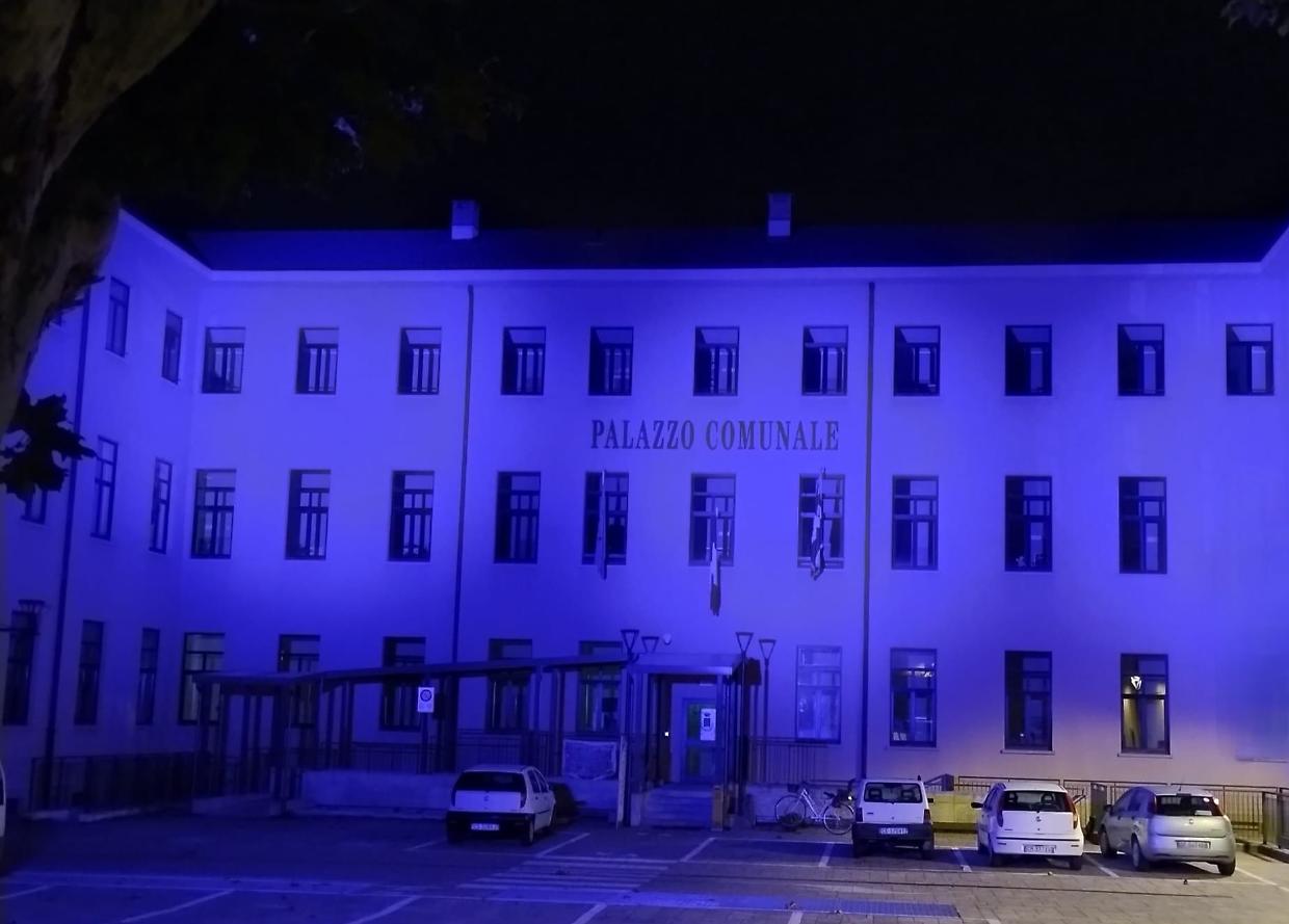 Il palazzo comunale di Orbassano si tinge di blu per la Giornata mondiale della fibrosi cistica