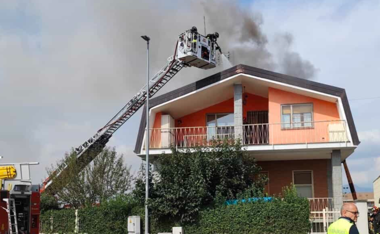 Incendio a Druento: a fuoco il tetto di una villetta, sospetto cortocircuito dei pannelli solari