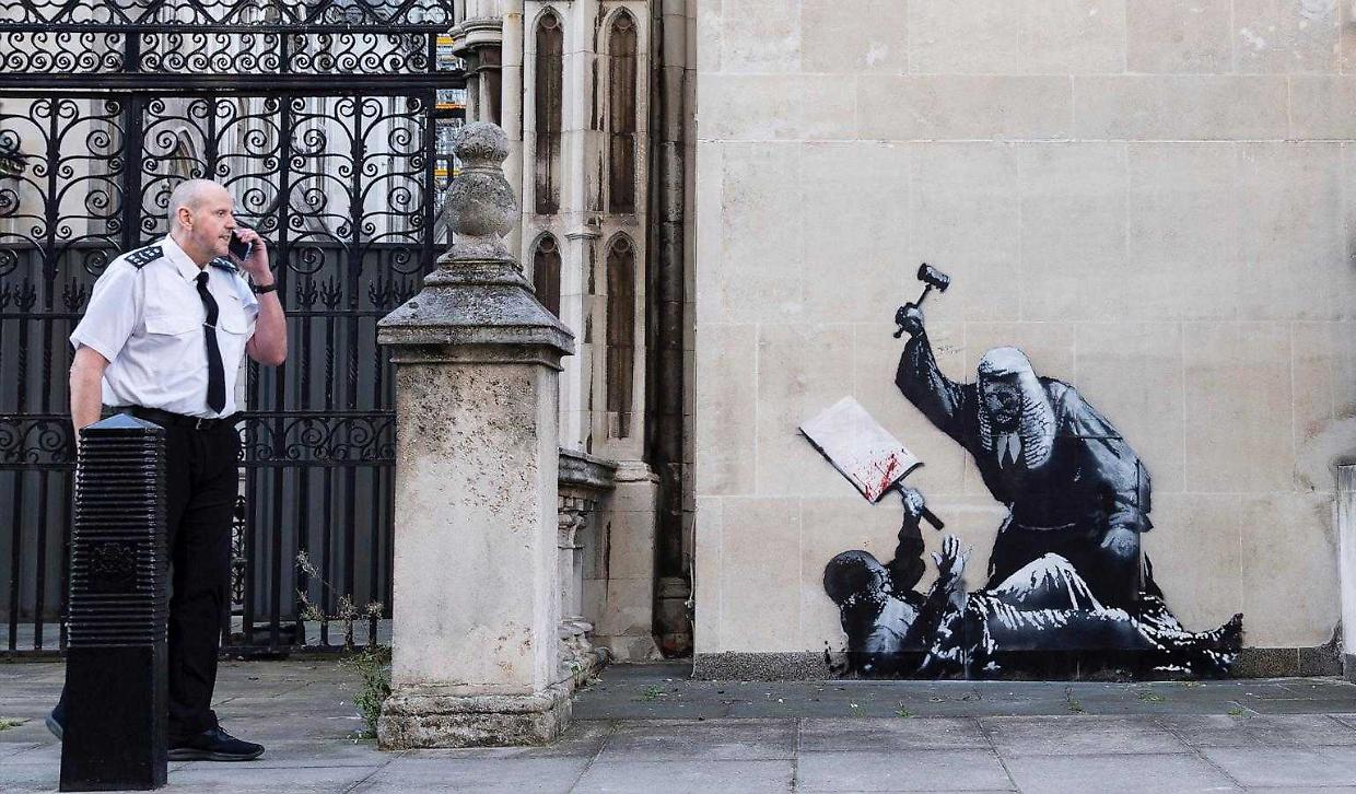 Banksy torna a Londra: questa volta il giudice colpisce il manifestante in un murale shock