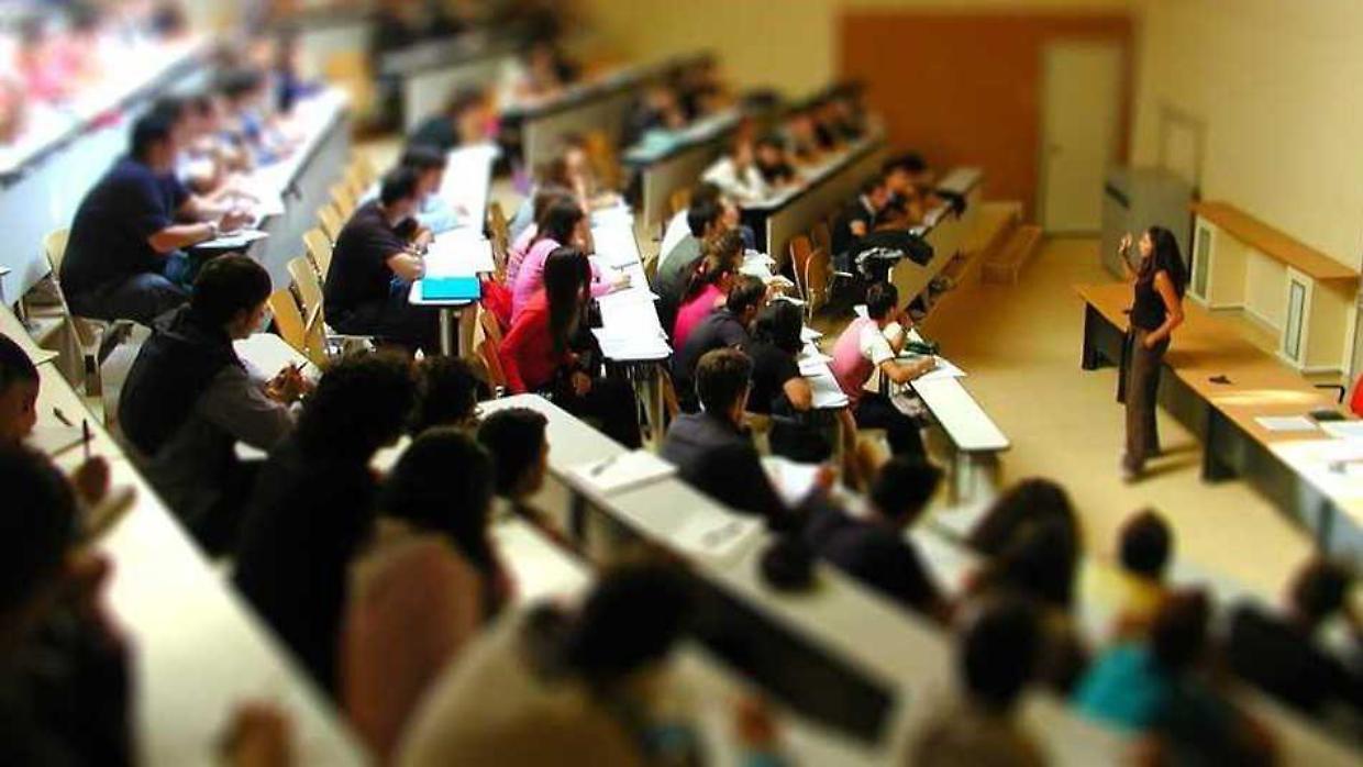 Italia fanalino di coda nell’istruzione: pochi laureati, stipendi bassi per i docenti e calo delle nascite