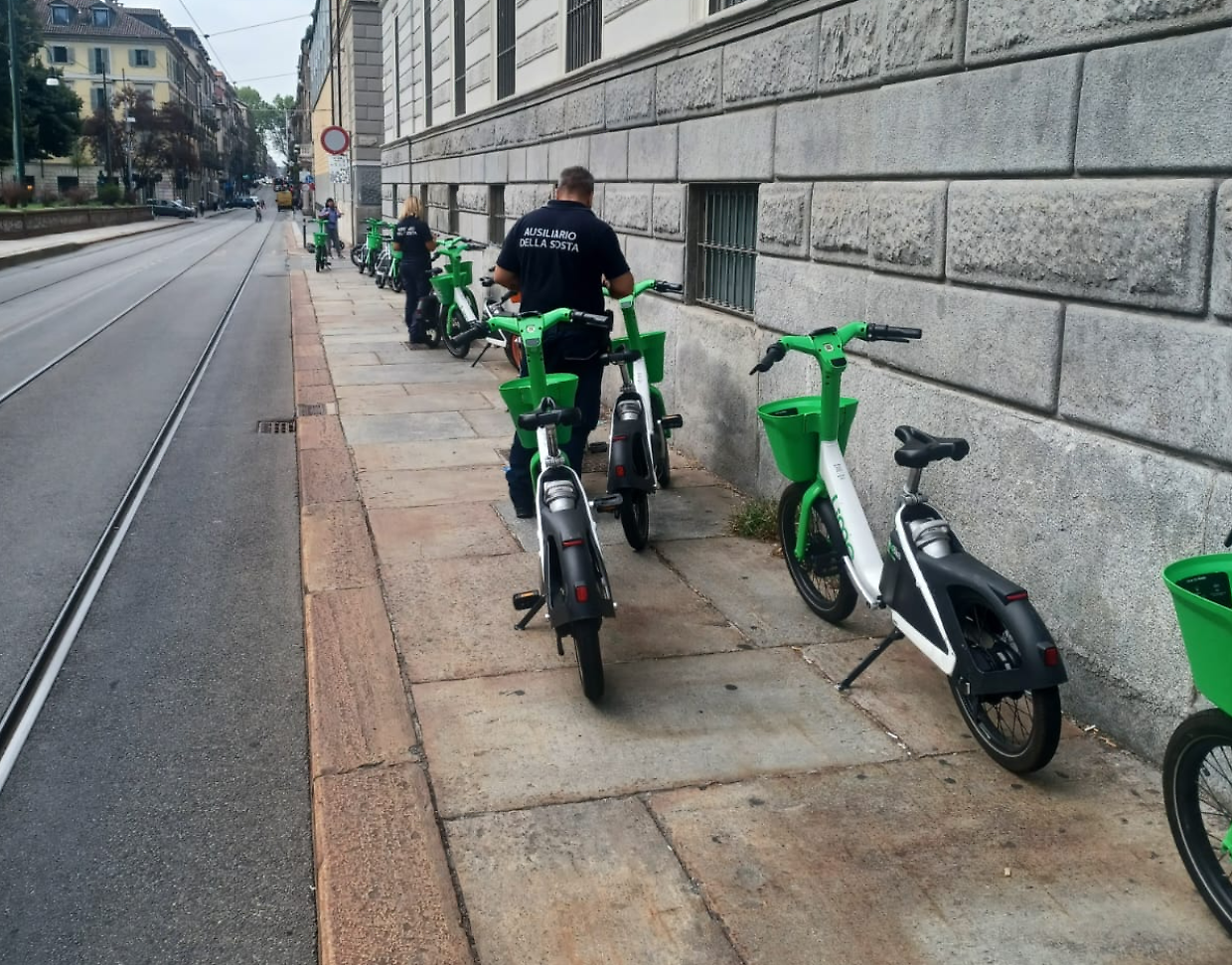 Gli ausiliari della sosta multano le bici elettriche