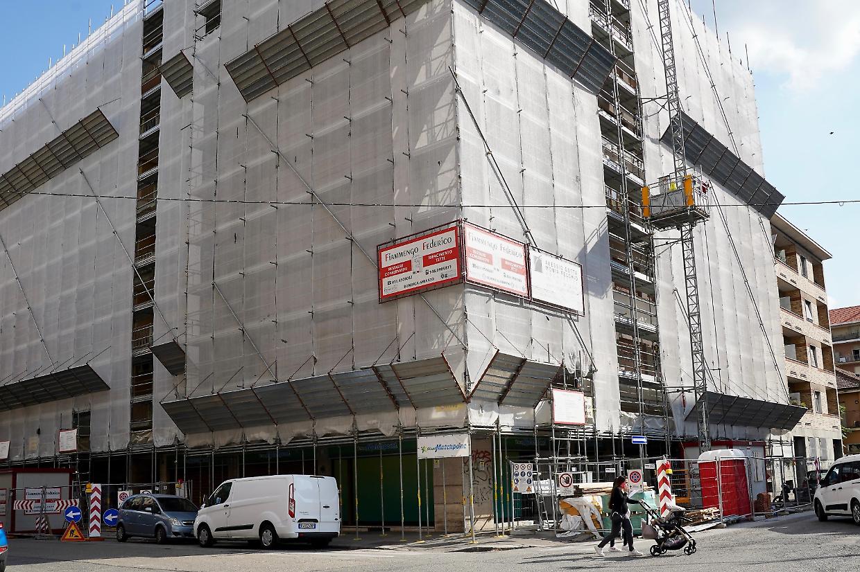 Torino, la figlia in braccio a far da palo: 2 rom fermati mentre tentavano un furto in cantiere