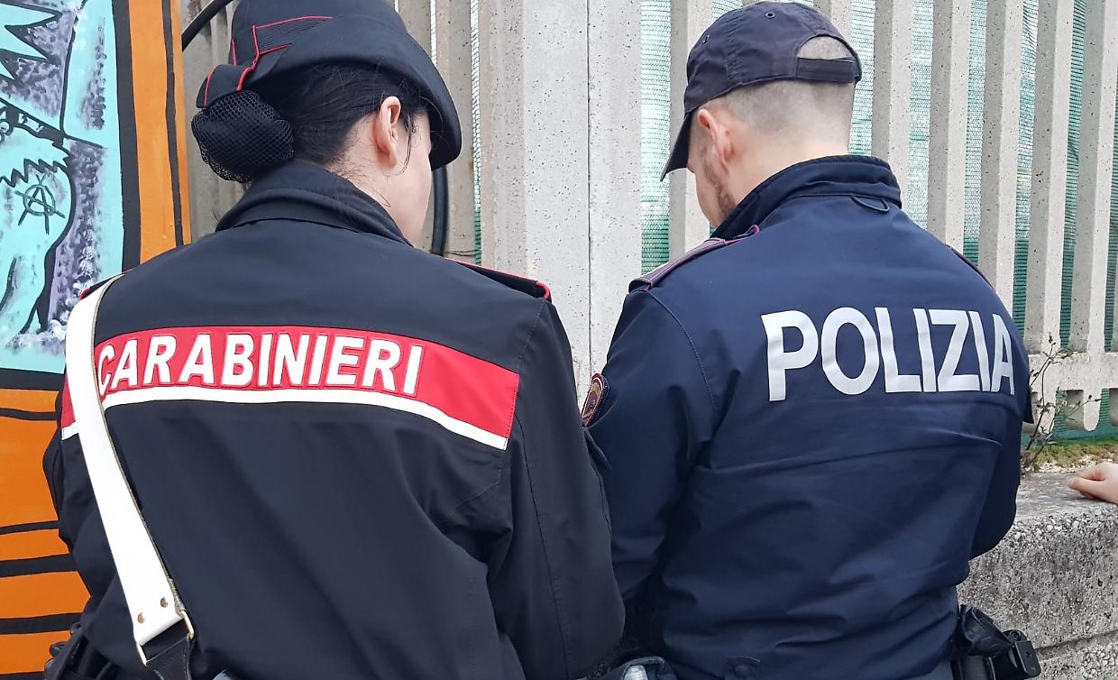Bimba di 4 anni vaga da sola in strada a Rivarolo Canavese: salvata da carabinieri e polizia locale