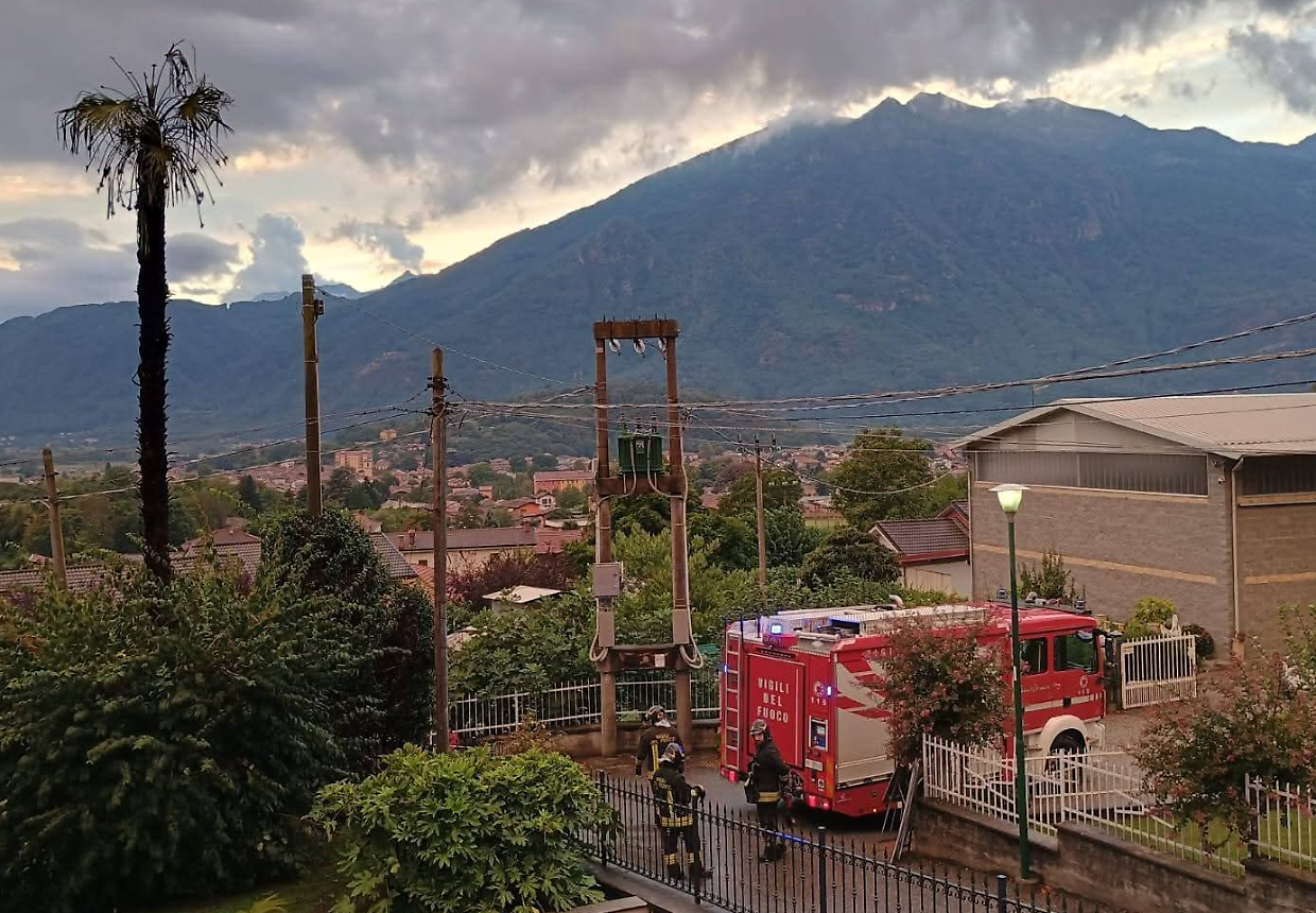 Un fulmine colpisce le abitazioni: elettrodomestici bruciati e recinzioni scardinate 