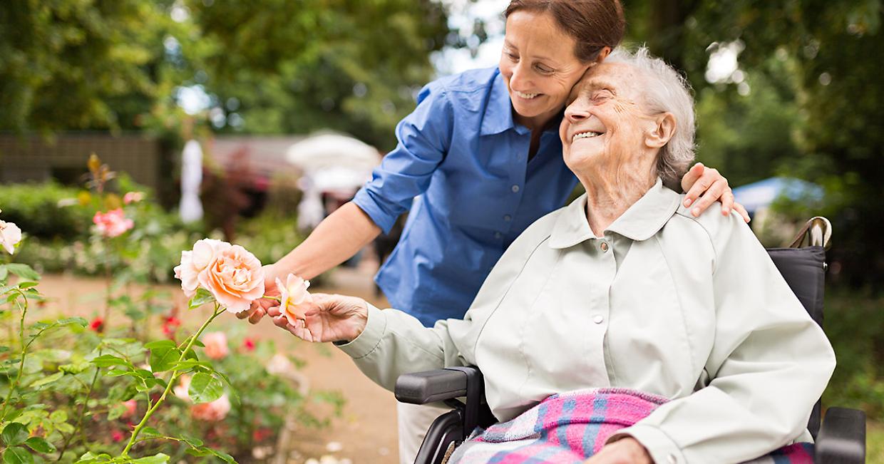 Formazione gratuita per chi assiste anziani: torna il percorso per caregiver promosso dall’Asl Cn2