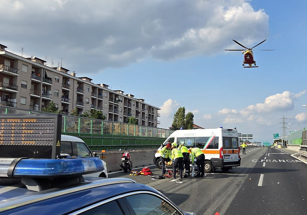 Moto contro camion, tangenziale di Torino paralizzata per l'incidente stradale