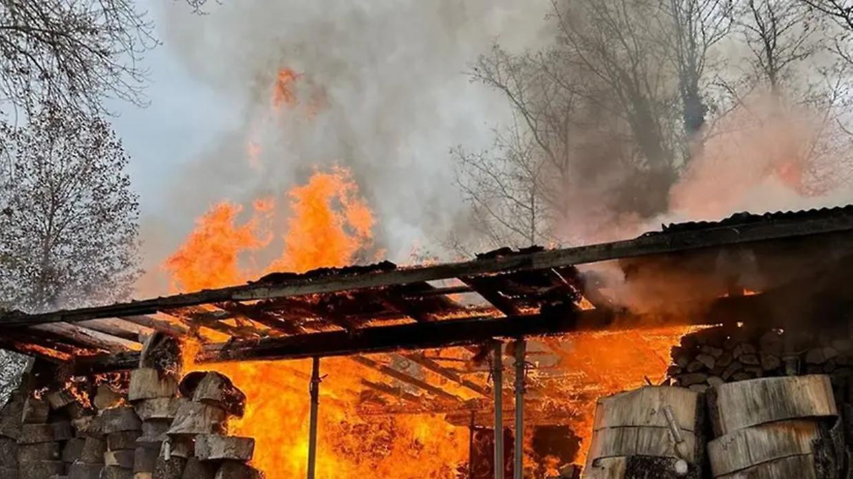 Rueglio, incendio in un deposito: intervengono i vigili del fuoco