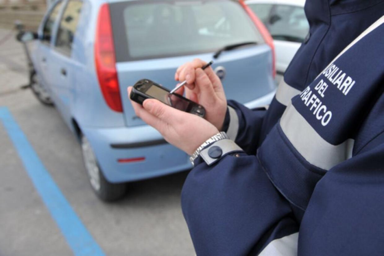 Controllare una targa costa 47 centesimi: i Comuni pagano, ma è davvero legale?