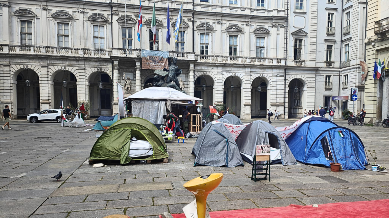 I Pro Pal accampati davanti al municipio. «Uno spettacolo indecoroso per Torino»