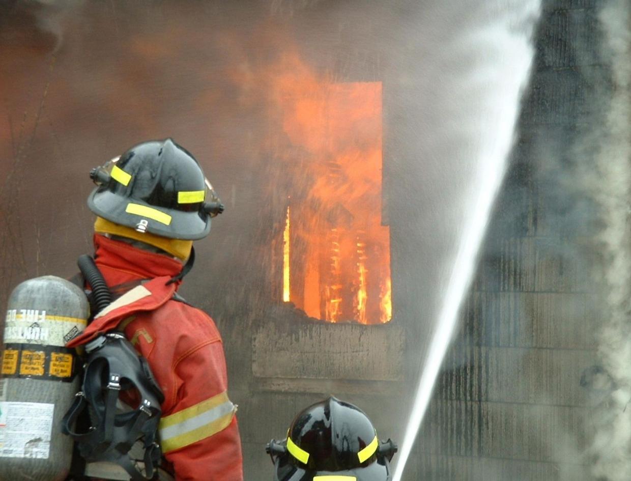 Rivarolo Canavese, incendio in una cascina: colonna di fumo visibile da chilometri