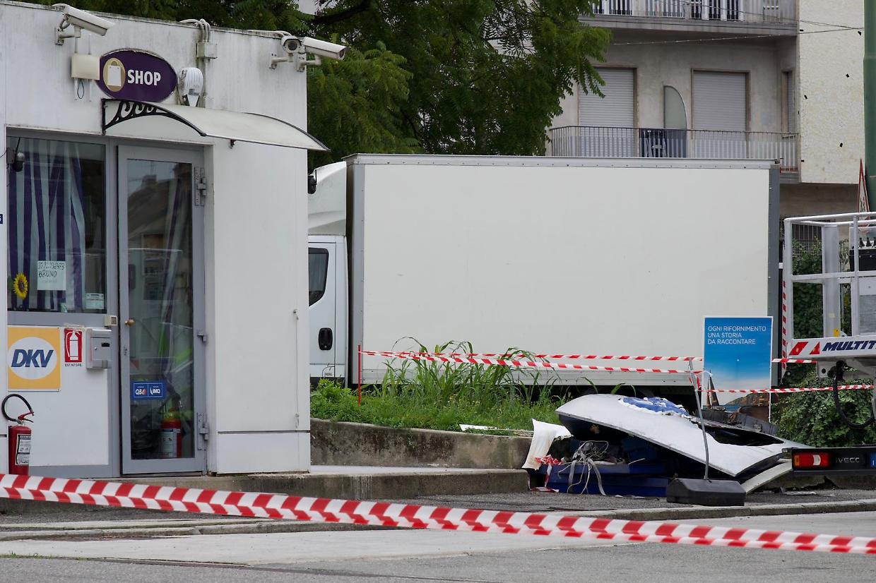 Torino, 19enne si schianta all'alba contro un distributore di benzina: auto in fiamme