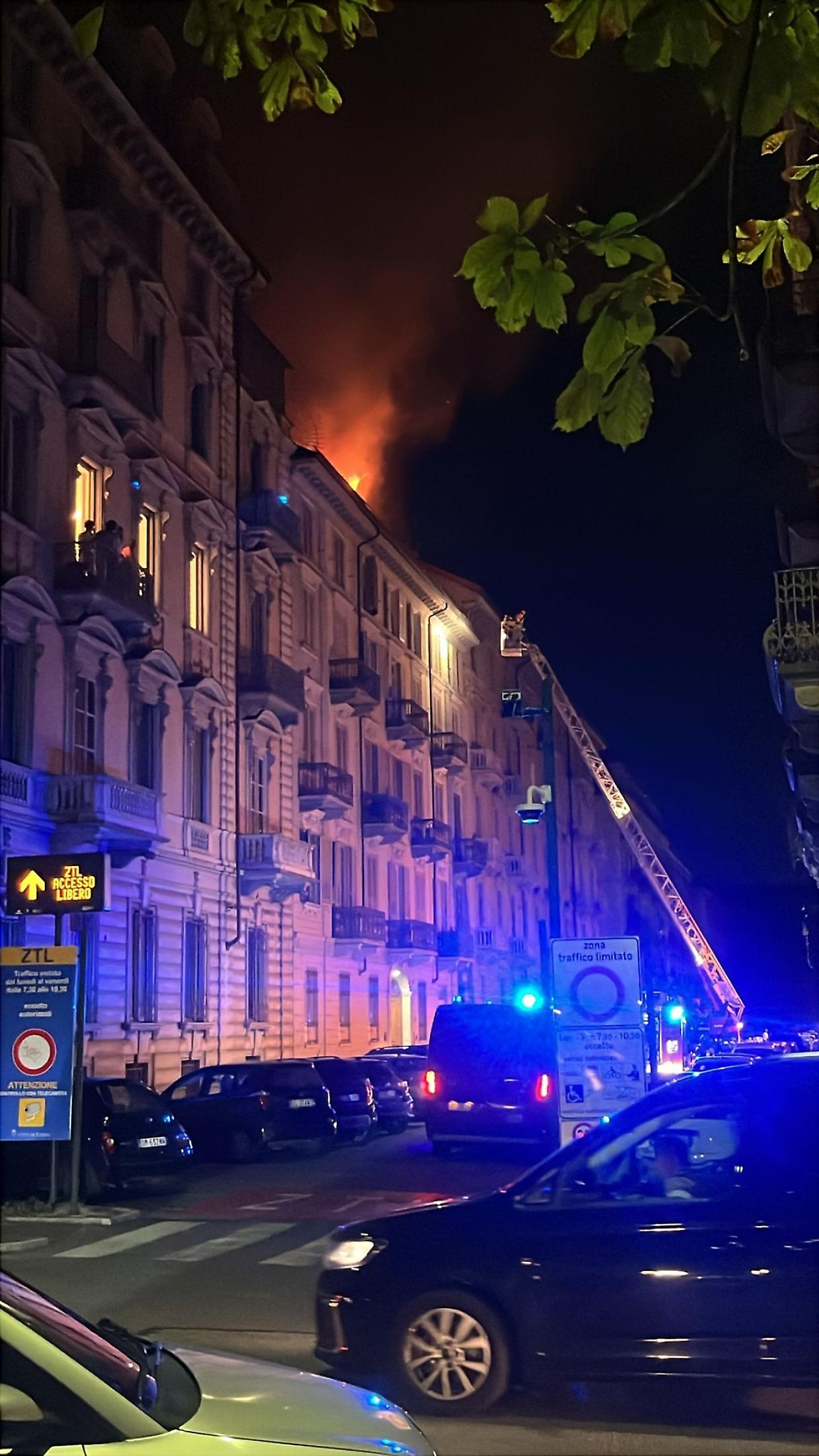 Due incendi nella notte tra Torino e provincia, nessun ferito grave