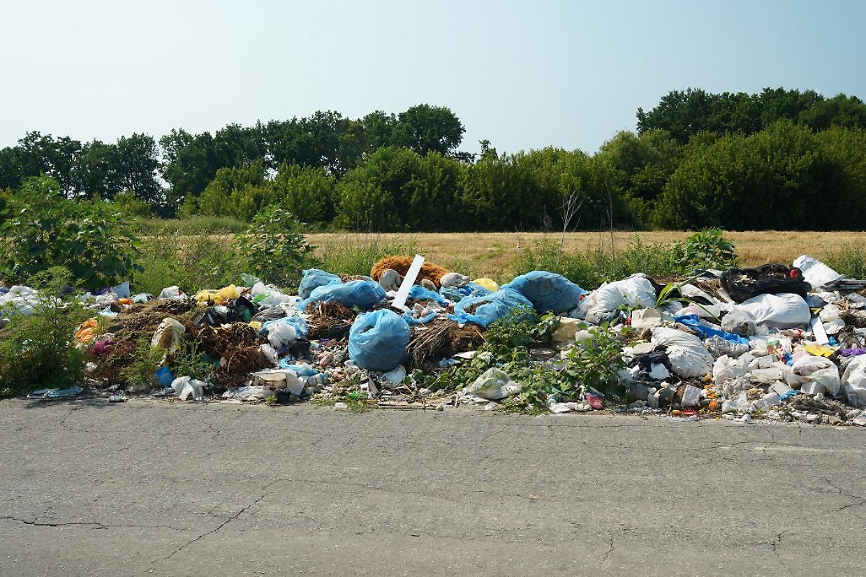 Fototrappole in azione: abbandona rifiuti speciali viene beccato e poi sanzionato
