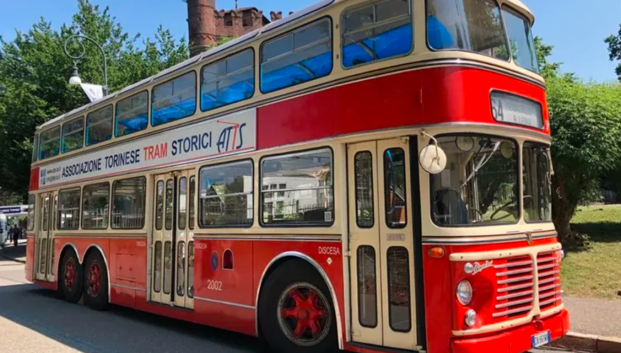 Torino a due piani: il fascino dell’autobus rosso che fece sognare la città