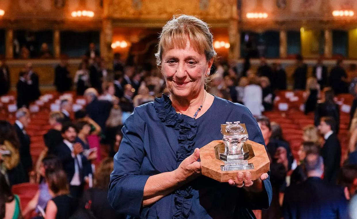 Premio Campiello 2025: Wanda Marasco trionfa con "Di spalle a questo mondo"