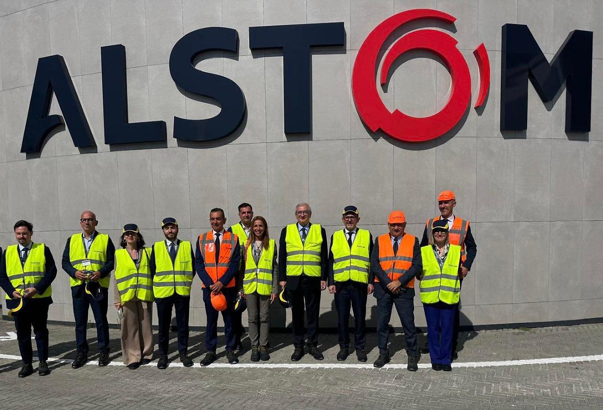 Il Ministro Tommaso Foti in visita allo stabilimento Alstom di Savigliano: "L’Italia corre verso il futuro, a emissioni zero"
