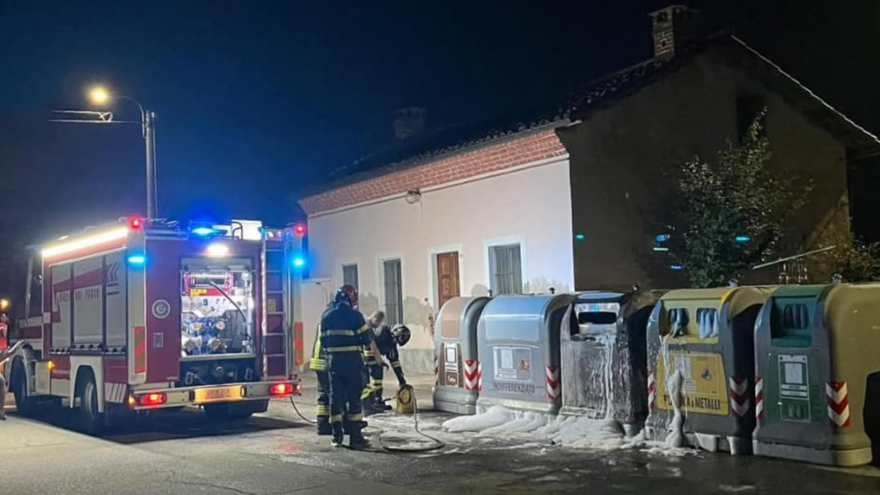 Vandali in azione a Volvera: incendiati i cassonetti dei rifiuti