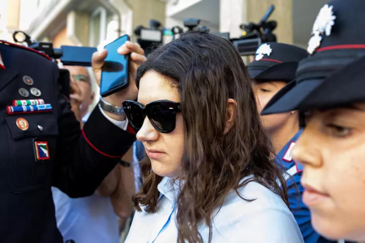Processo a Parma per i neonati sepolti: la testimonianza del maresciallo Perri e l'uscita dall'aula di Chiara Petrolini
