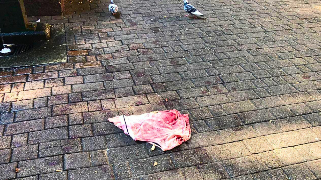 Ivrea, rissa davanti al bar della stazione