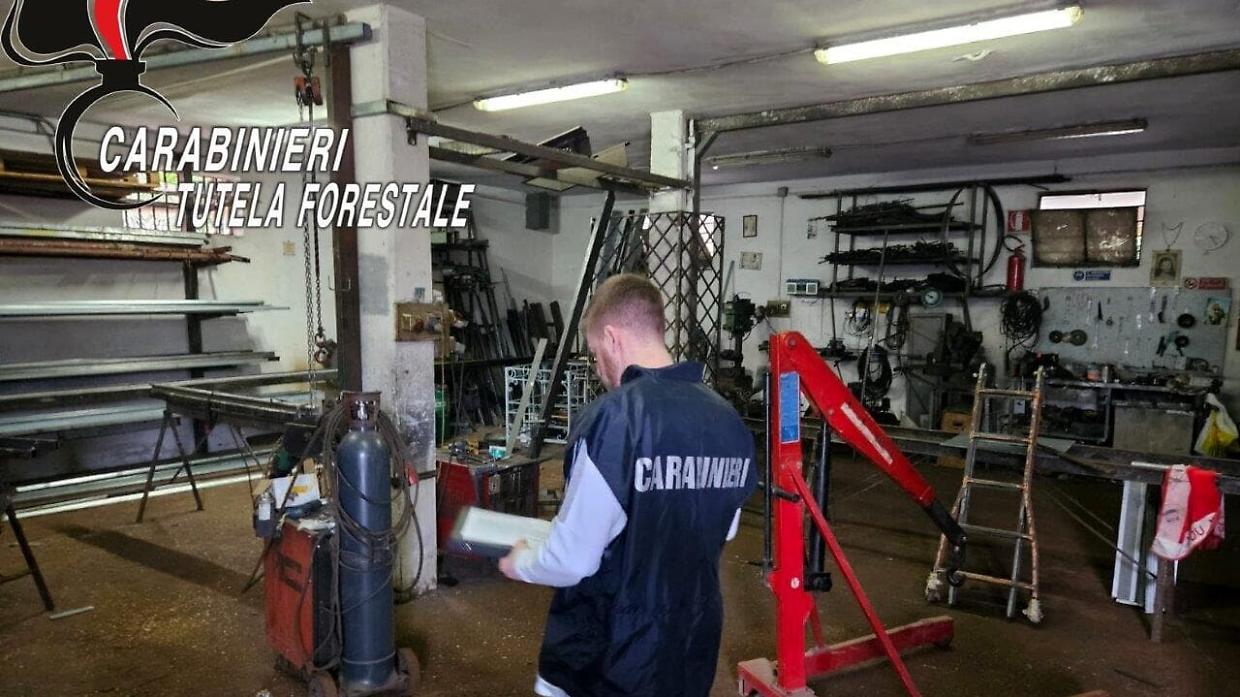 Novara, sequestrata azienda di carpenteria: verniciatura abusiva senza filtri e autorizzazioni