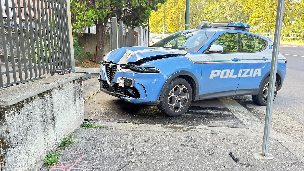 La volante della polizia coinvolta nell'incidente