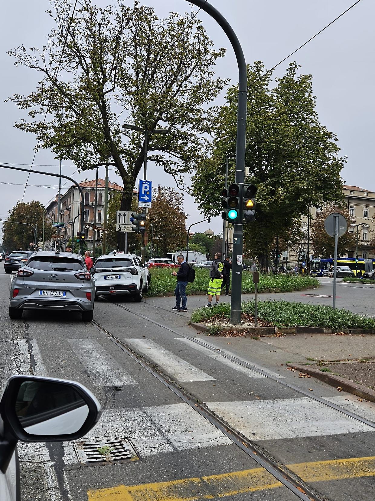 Torino, incidente in corso Einaudi: taxi finisce sull'aiuola