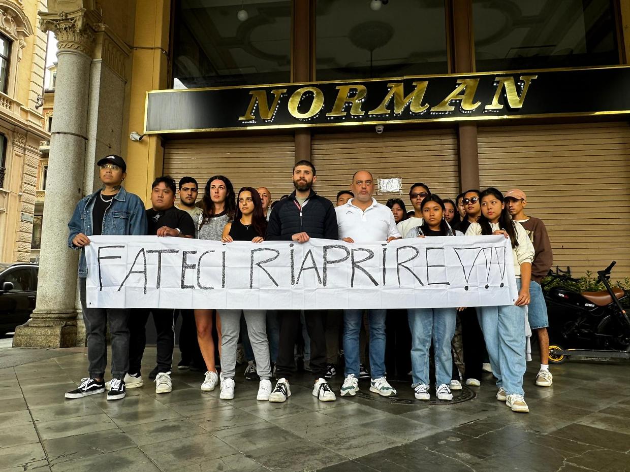 La protesta davanti al bar Norman: «Fateci riaprire, nessuno ci dice nulla»