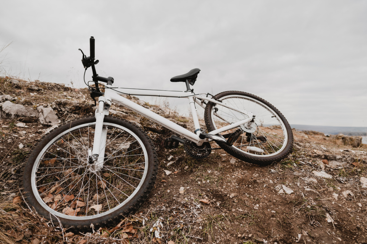 Travolto da un'auto mentre andava in bicicletta: 75enne grave al Cto