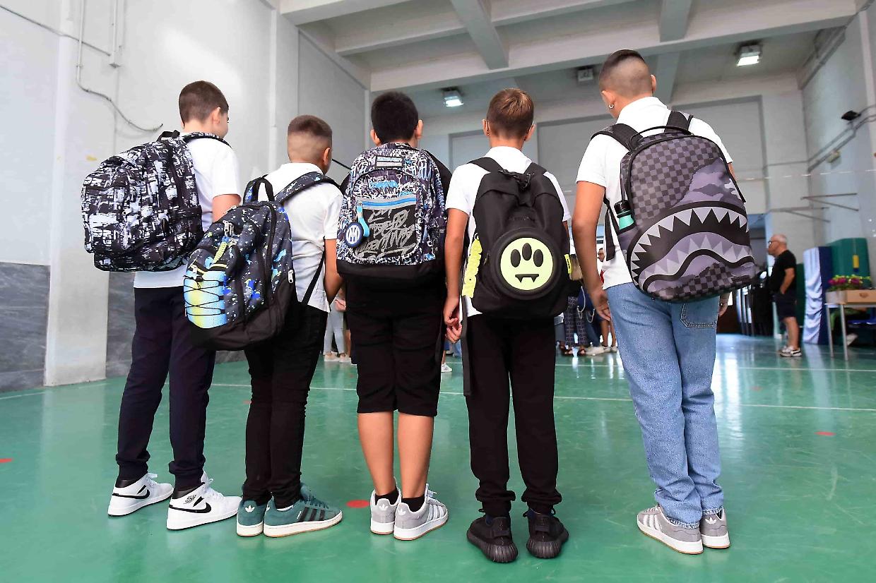 Scuola, nuove regole sul dress code: cosa non si può più indossare