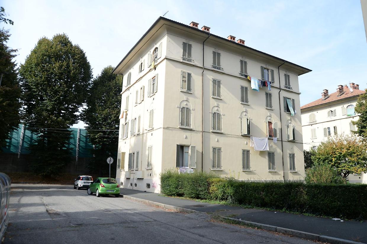 "Blatte ovunque, anche nel frigo": la denuncia (e le immagini shock) di una famiglia che vive da mesi in un alloggio invaso dagli insetti