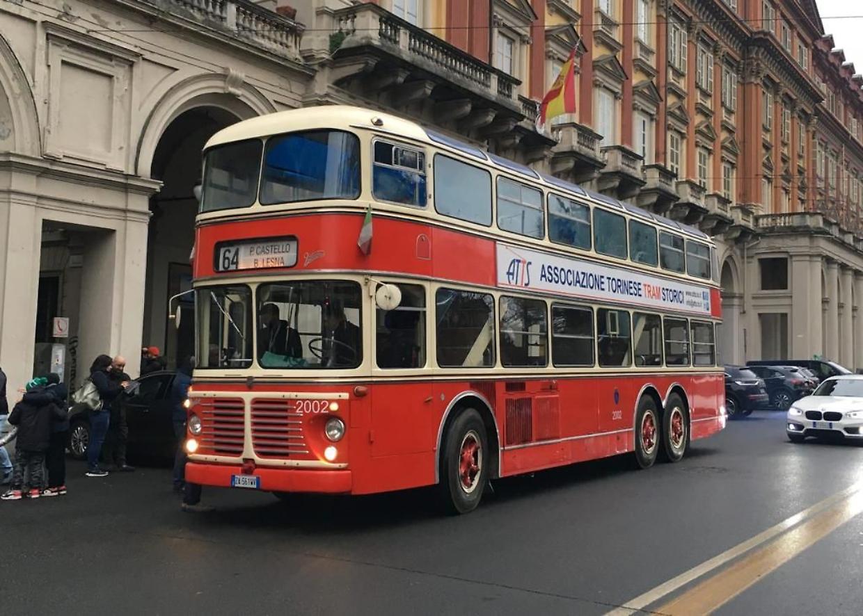 Torino torna nel passato: oggi lo storico bus a due piani “Italia 61” ripercorre la città