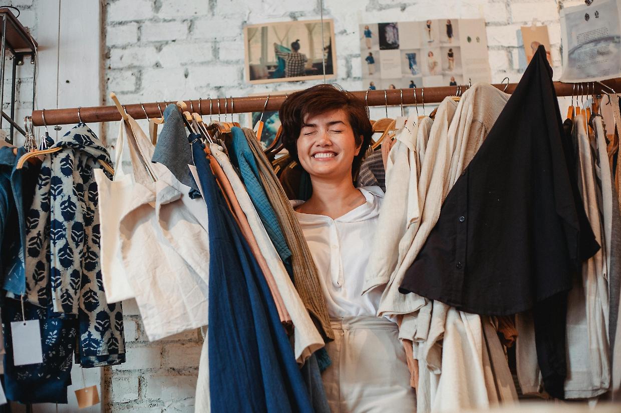 La moda non li incanta più: i Millennials scelgono sconti e second hand (ma con Armani)