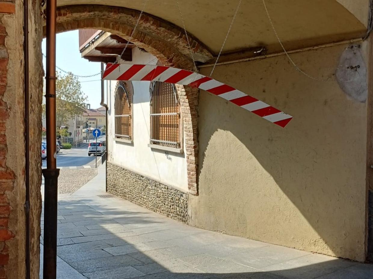 Rivalta: l'Arco del Rivellino di nuovo vittima del traffico moderno