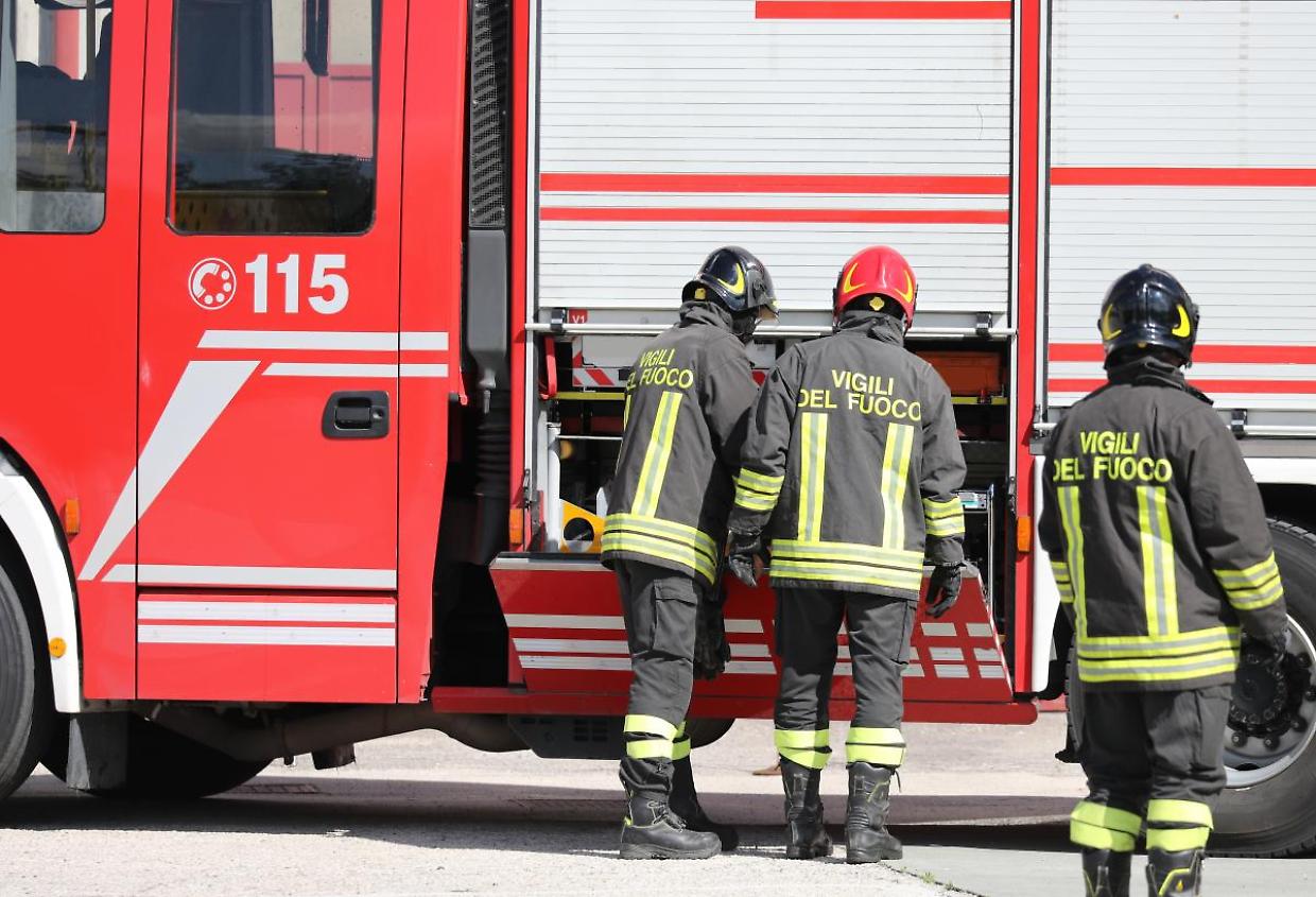 Crolla cornicione a Chivasso, l'intervento immediato dei vigili del fuoco