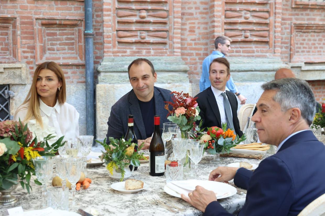 Pranzo della domenica (in) con Vip con beffa di Venier all’ultimo minuto