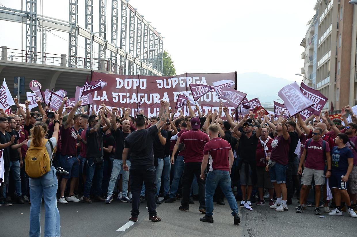 La contestazione dei tifosi granata nei confronti di Urbano Cairo