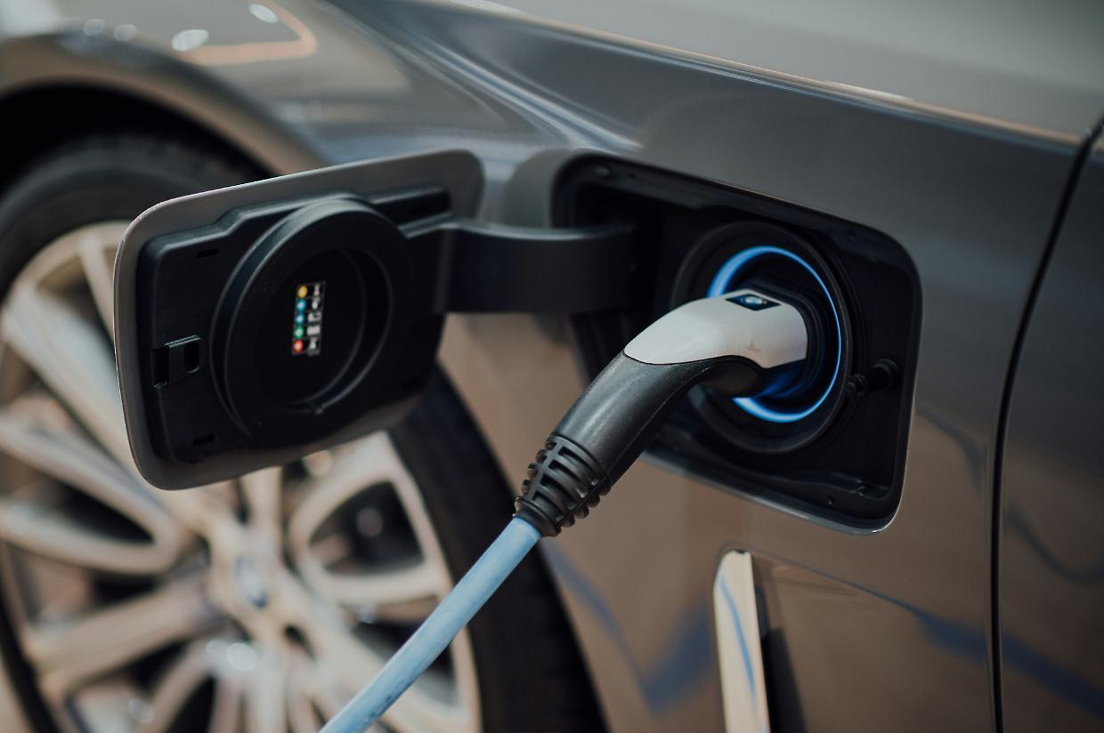 Auto elettriche: bonus c'è ma solo per le città, esclusi montagna e aree rurali