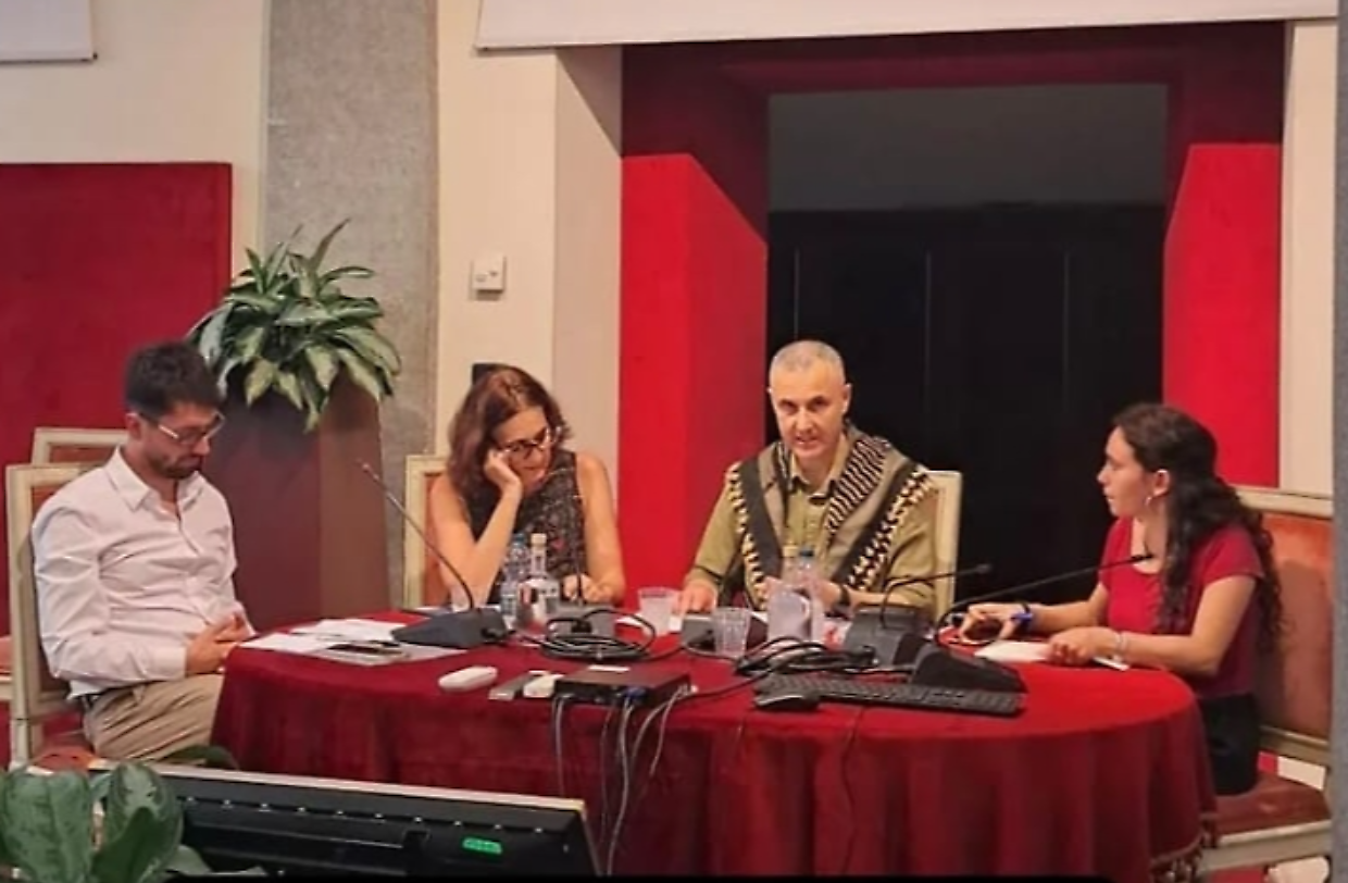 Al centro, Omar Barghouti. A destra, la capogruppo di Sinistra ecologista Sara Diena