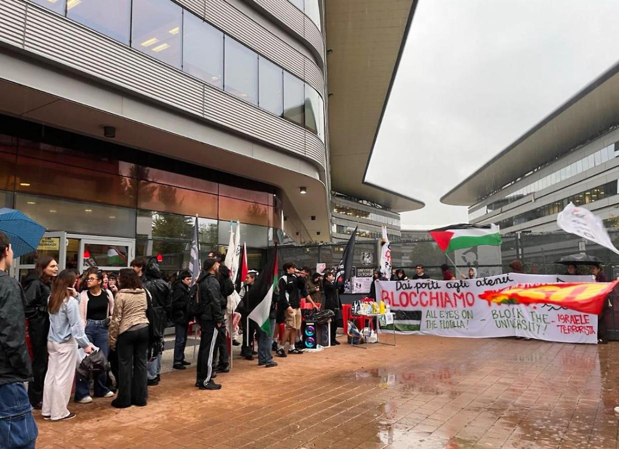 "Blocchiamo tutto per Gaza": Torino sotto la pioggia, studenti in corteo e lezioni ferme