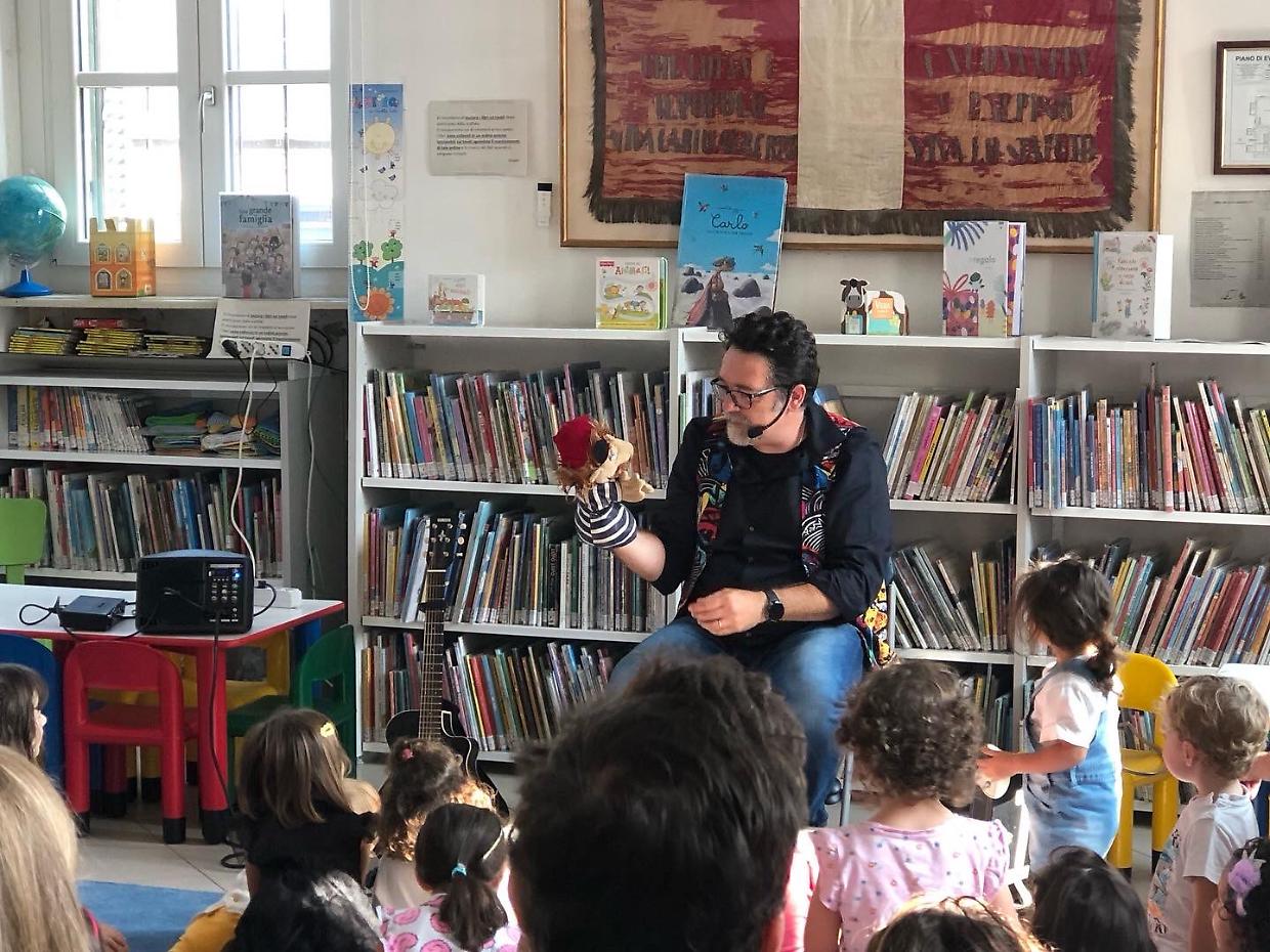 A Pecetto la biblioteca riparte: burattini, letture e una comunità che si ritrova