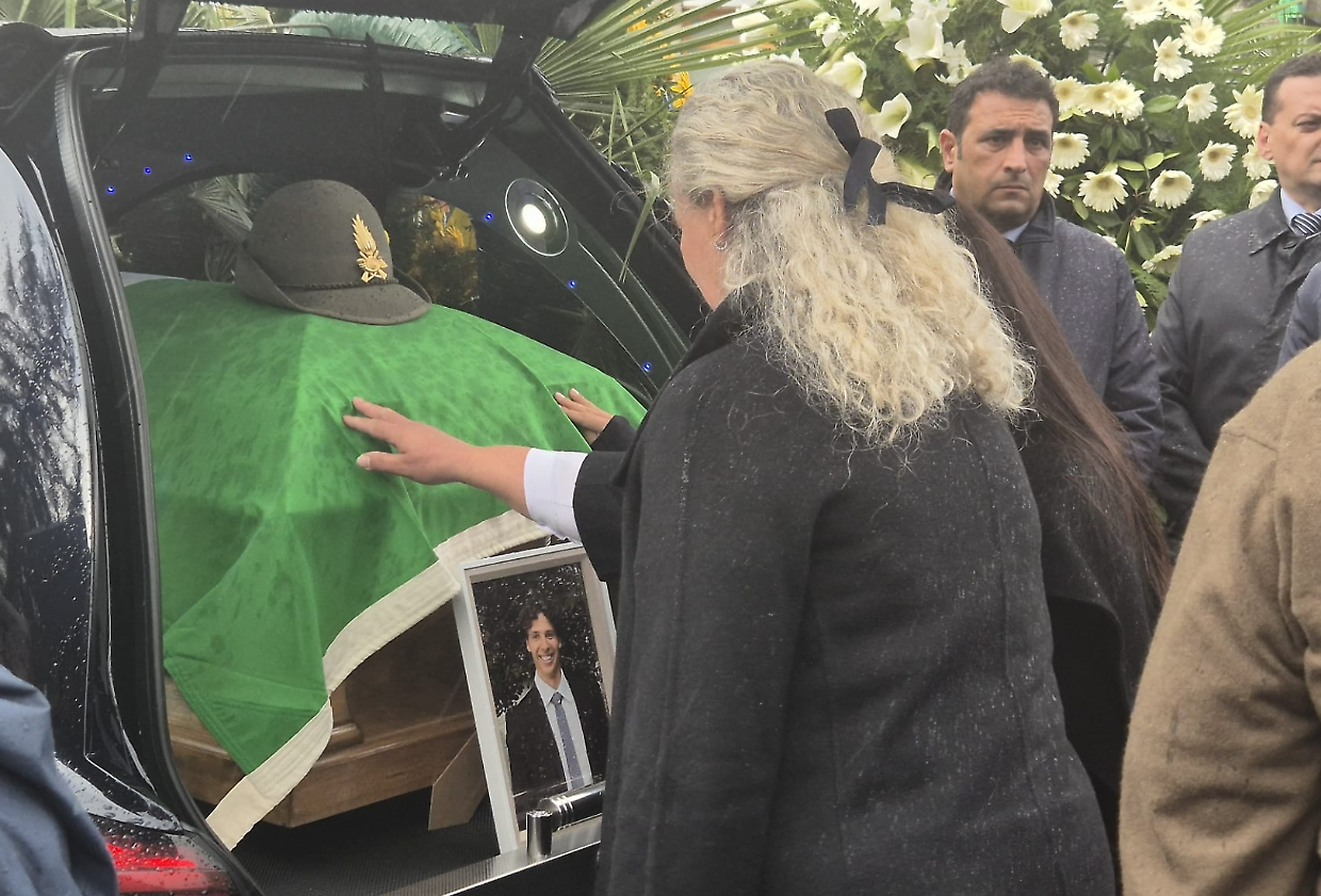 Olga, la mamma di Franzoso, mette una mano sulla bara del figlio