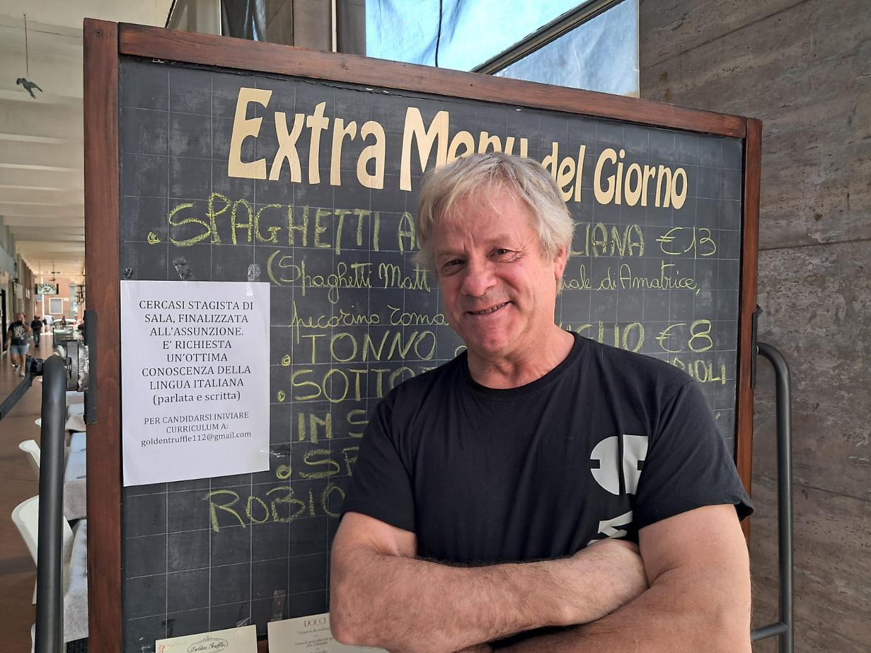 Questo ristorante assume camerieri "solo se parlano bene italiano"
