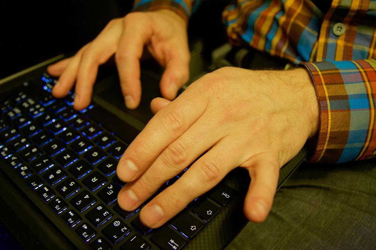 Scrive post anti-Israele: è indagato per odio antisemita