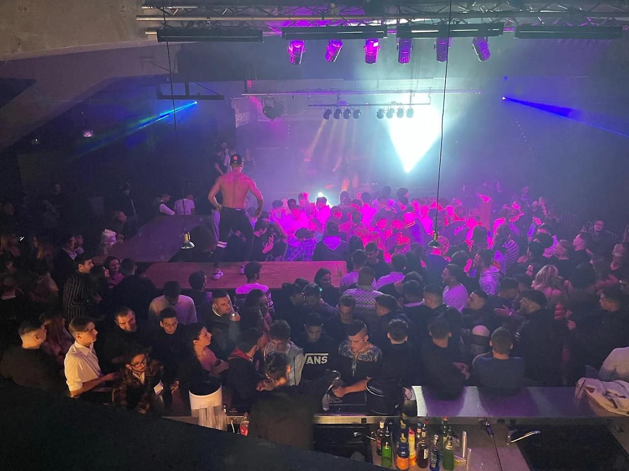 Alba, discoteca chiusa dopo l'accoltellamento di un 19enne: sospesa 7 giorni la licenza del Caffè Latino
