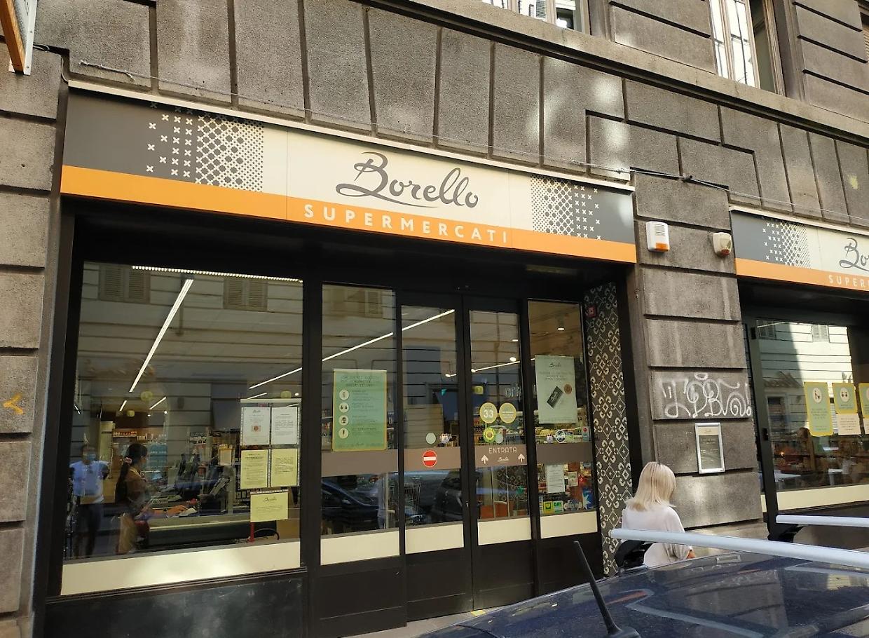 Torino, sfonda la vetrina con un tombino e ruba champagne per 650 euro
