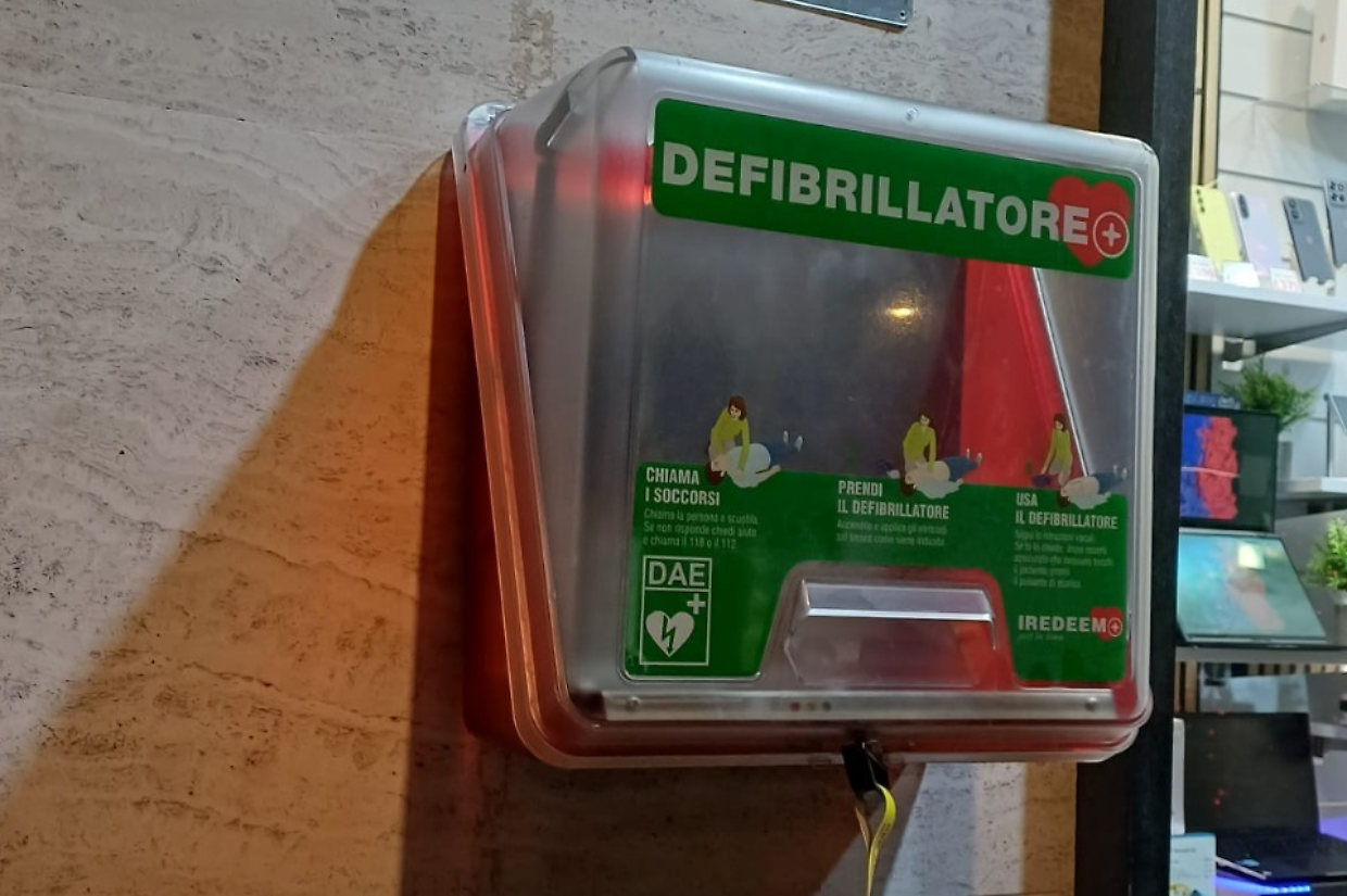 Collegno, inaugurato il defibrillatore. Ma nella teca non c’è nulla.