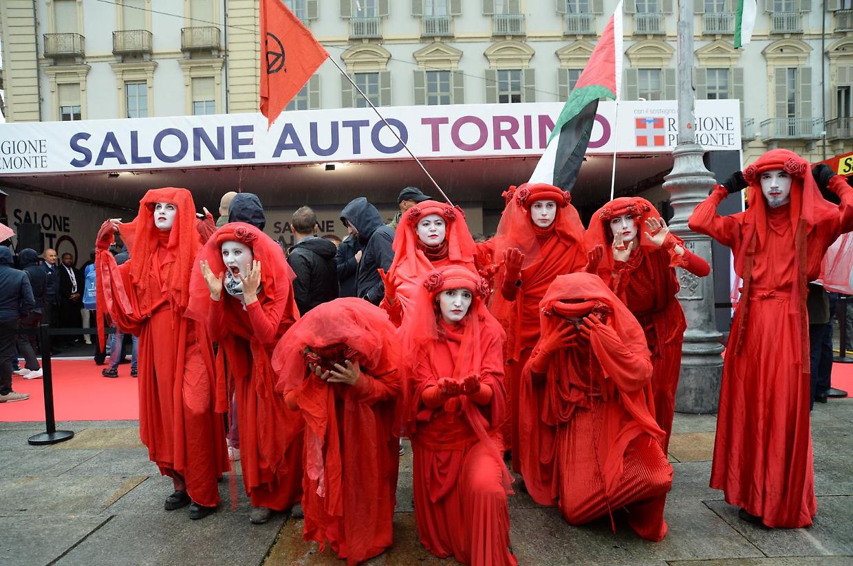 Torino, le Red Rebels al Salone dell’Auto: la protesta silenziosa contro il lusso su quattro ruote
