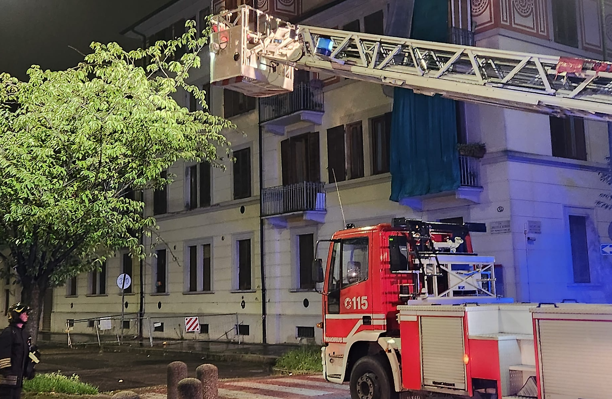 L'intervento dei pompieri alle case Atc di corso Agnelli per spegnere l'incendio