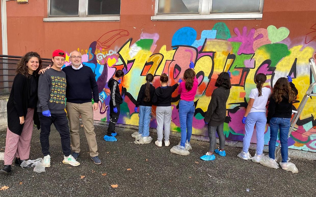 San Mauro, i bambini dipingono la città: murales su scuola Dalla Chiesa e ludoteca comunale