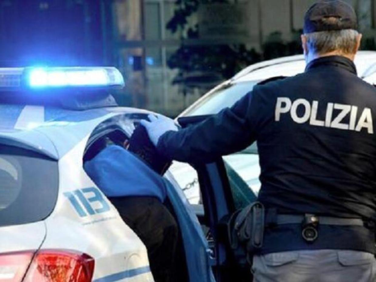 Minacciano due fidanzati con un taglierino per rubare il cellulare: arrestati a Porta Susa